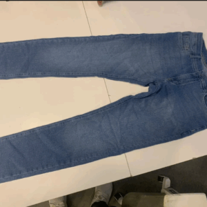 • بنطلون جينز